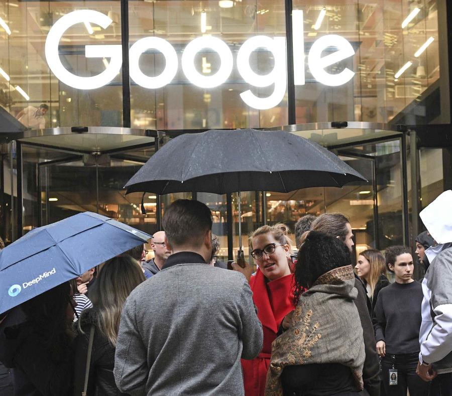 Gente se concentra frente a la sede de Google en Londres, jueves 1 de noviembre de 2018. (semisquare-x3)