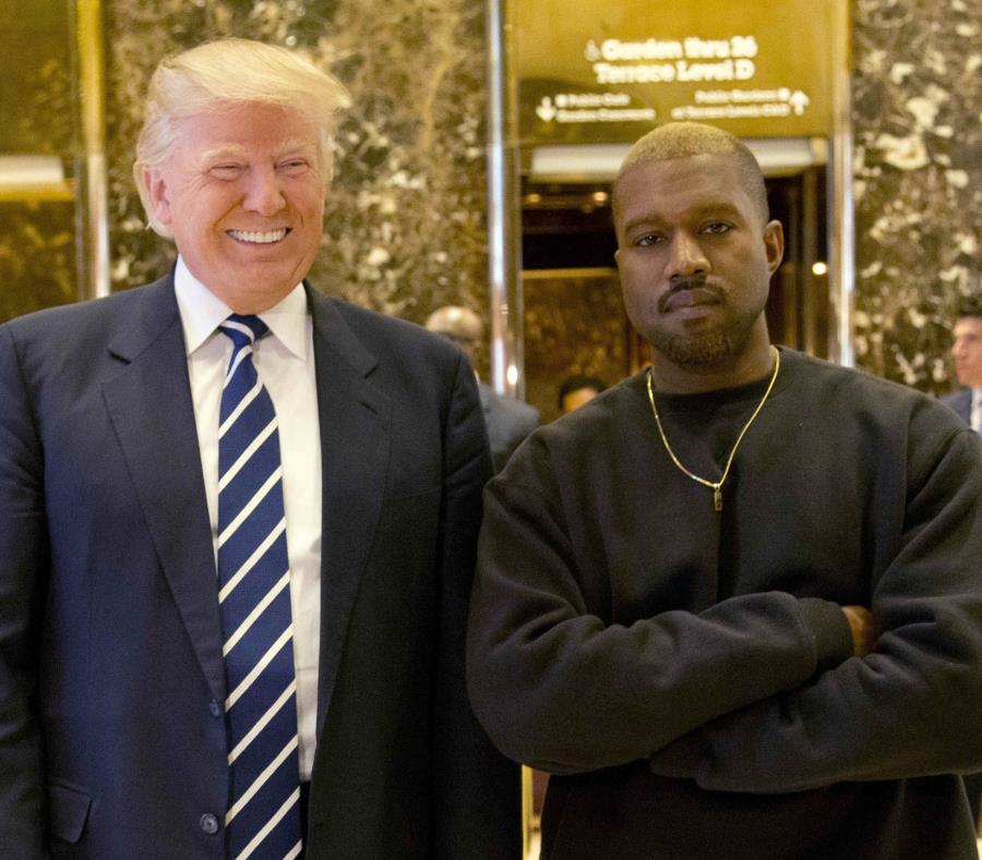 El presidente Trump y el rapero Kanye West posan en el vestíbulo del Trump Tower en Nueva York. (semisquare-x3)