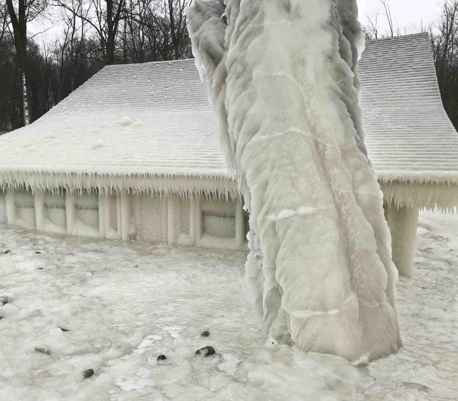 Una casa cubierta de hielo cerca del lago Ontario, en Nueva York. (Natalie Kucko / AP) (semisquare-x3)