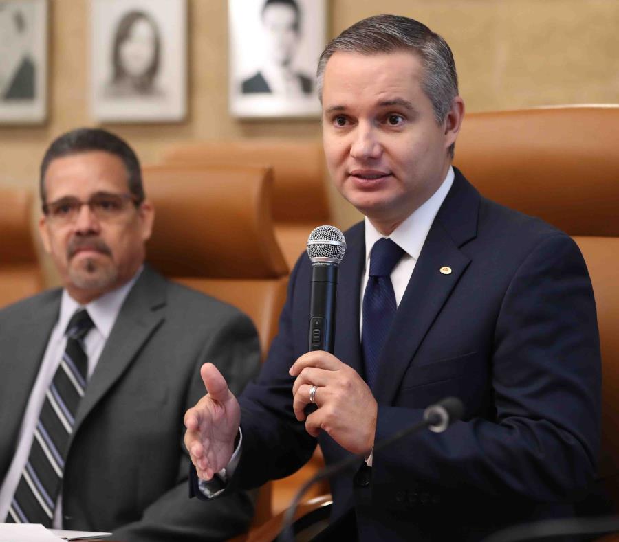 Manuel Reyes (der.) indicó que el consumidor lo que percibe es solo lo que ve en góndola. (semisquare-x3)