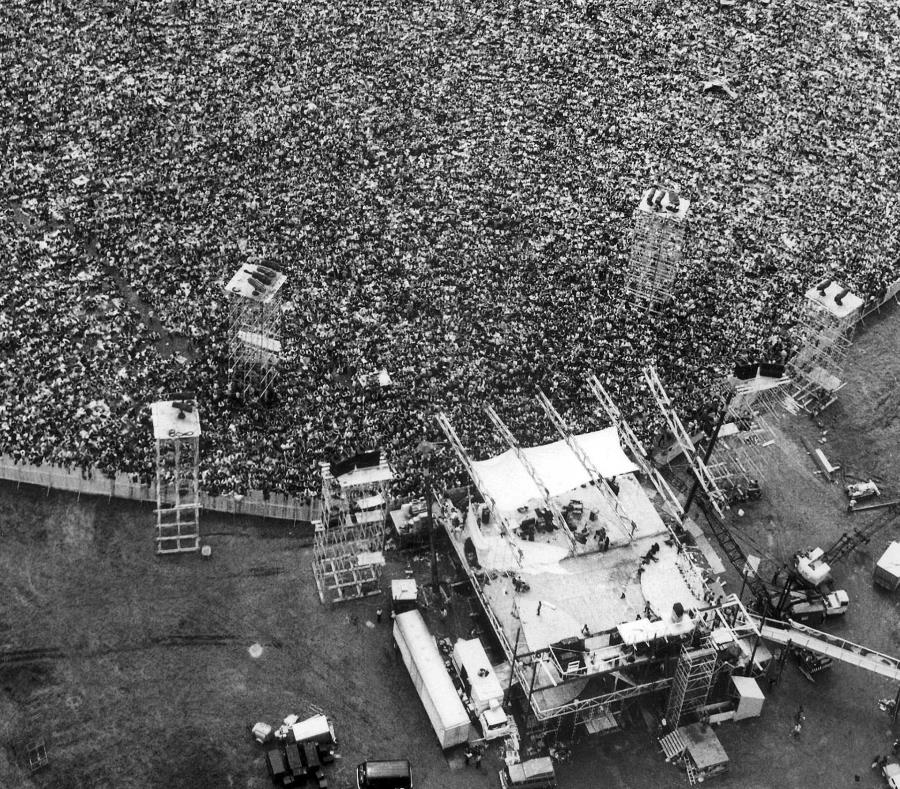Miles de asistentes se aglomeran frente al escenario del Festival de Música y Arte de Woodstock en Bethel, Nueva York (1969). (semisquare-x3)