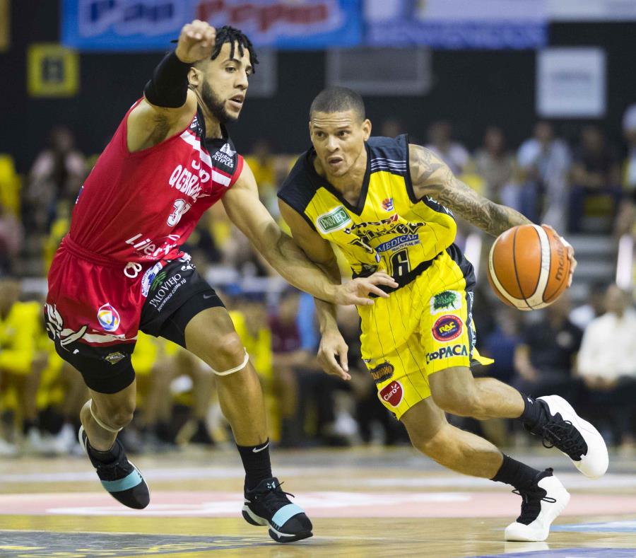 Denis Clemente, de los Capitanes, maneja el balón contra Jorge L. Matos, de los Piratas. (semisquare-x3)