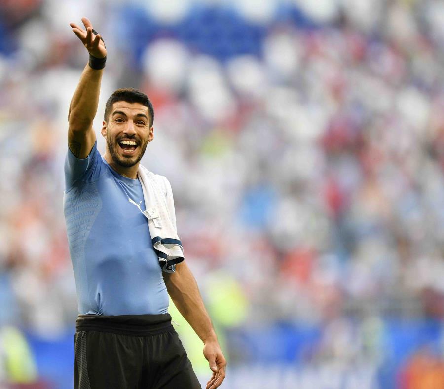 Luis Suárez celebra la victoria 3-0 de Uruguay sobre Rusia. (AP) (semisquare-x3)
