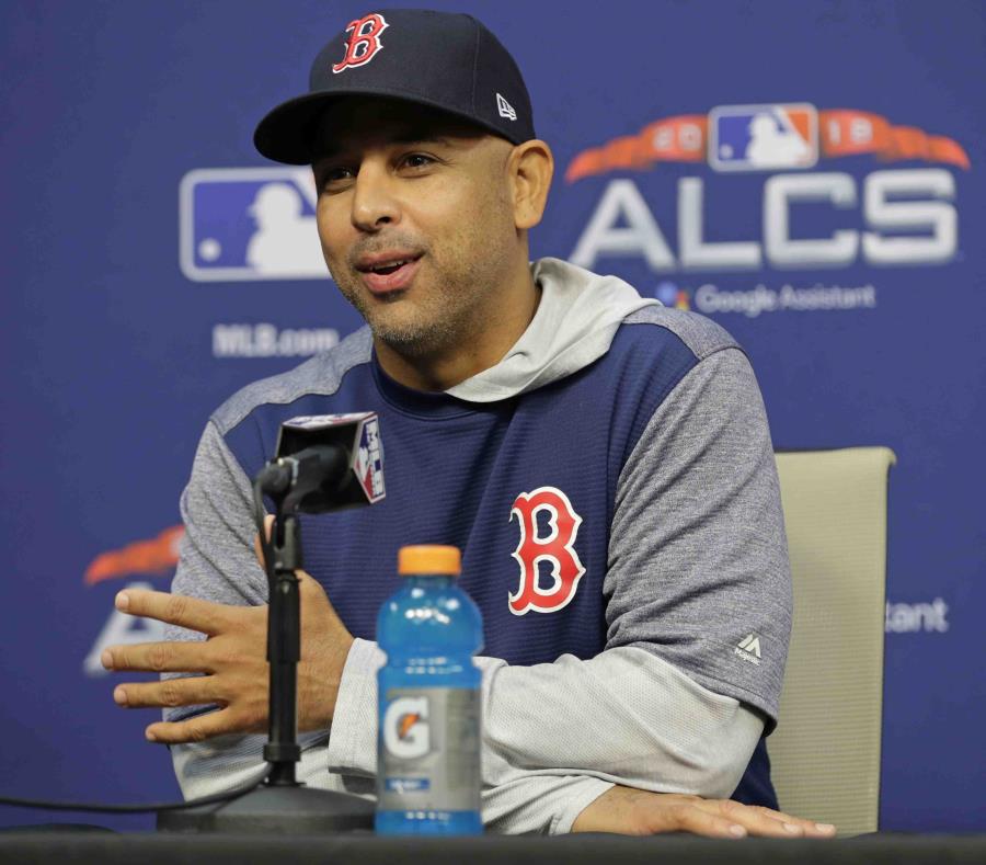En su cumpleaños 43 y próximo a cumplirse el primer aniversario de su contratación, Alex Cora sigue buscando motivos para celebrar, y es alcanzar su pase a la Serie Mundial. (AP / Frank Franklin II) (semisquare-x3)