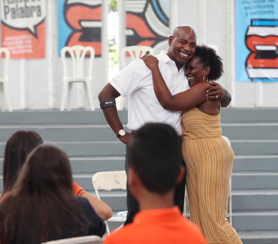 El expelotero Carlos Delgado ofrece una charla a los estudiantes de la escuela Dr. Carlos González de Aguada. Le acompaña la escritora Mayra Santos Febres, organizadora del evento. (semisquare-x3)