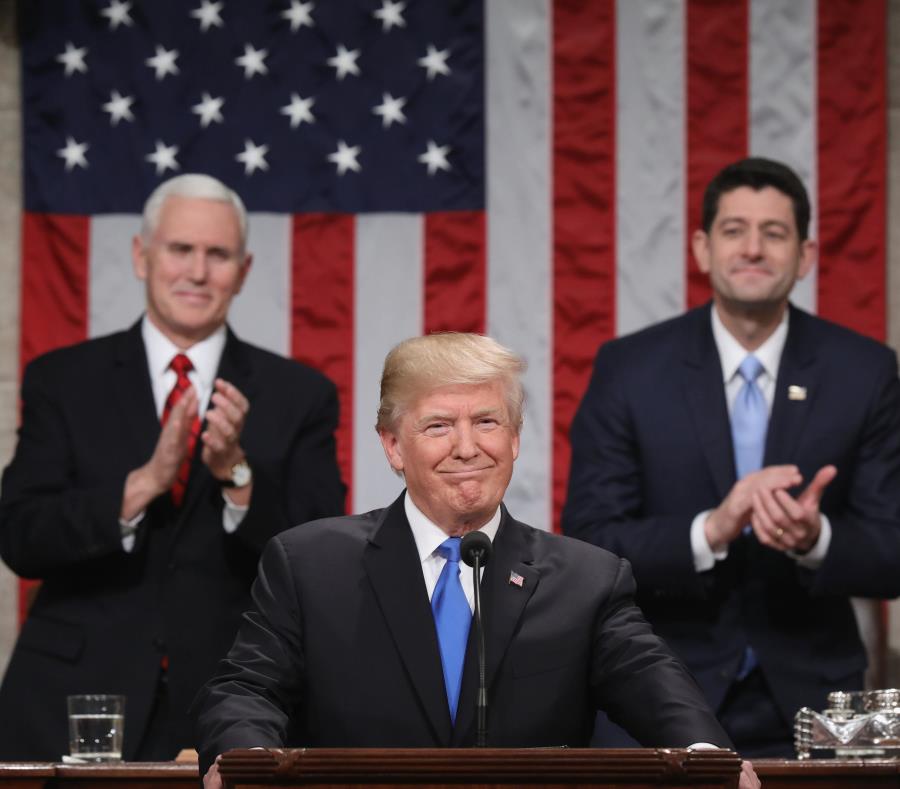 Donald Trump abrió su discurso aludiendo a los grandes eventos trágicos que marcaron el año en Estados Unidos, como los huracanes, la masacre en Las Vegas y los incendios forestales en California, entre otros. (EFE \ Win McNamee) (semisquare-x3)