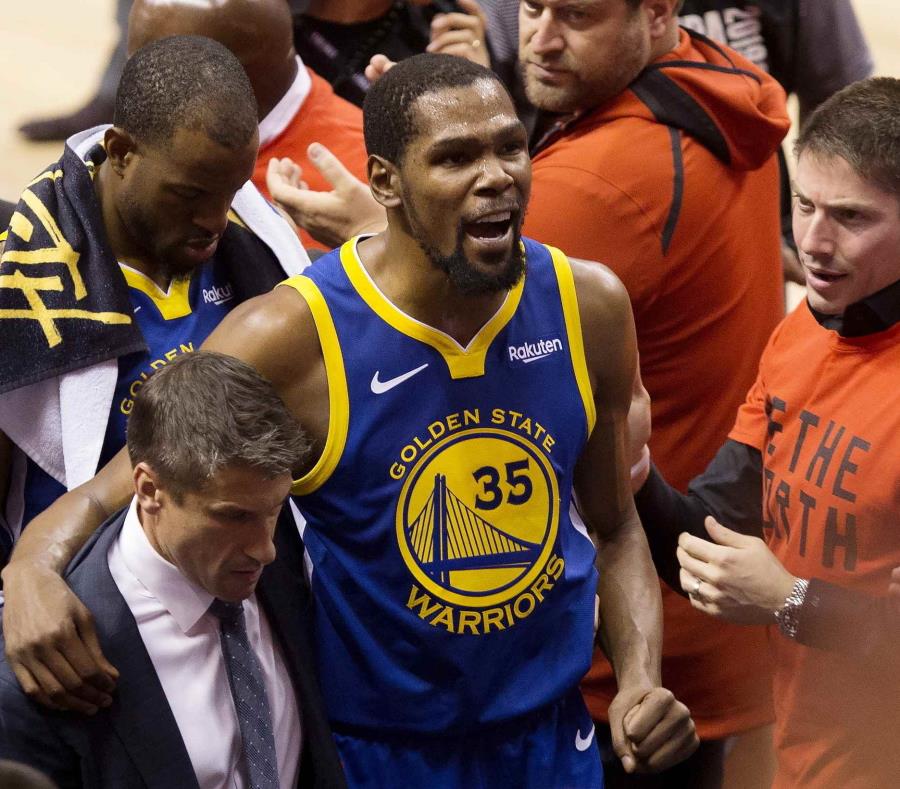 Kevin Durant es ayudado a salir de la cancha tras lesionarse. (AP) (semisquare-x3)