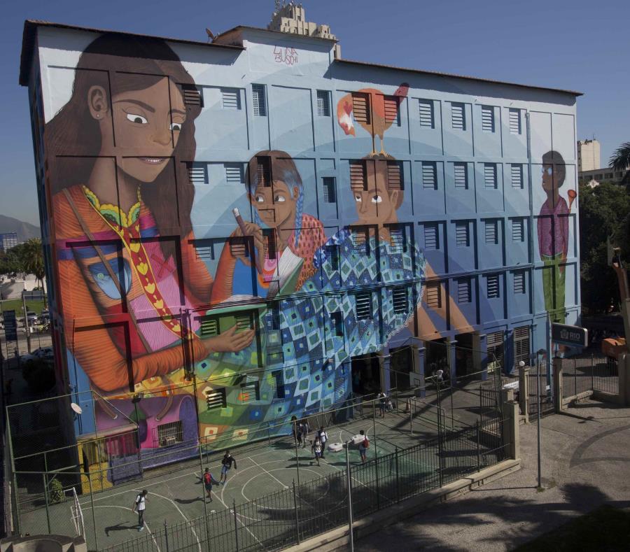 El mural, que decora una pared externa de una escuela municipal en el centro de Rio de Janeiro, podría ser el grafiti más grande jamás pintado por una mujer. (semisquare-x3)