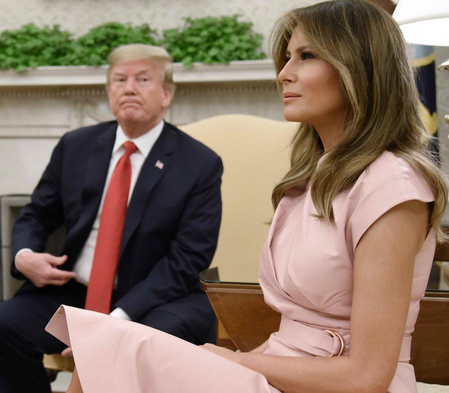 El presidente de Estados Unidos, Donald Trump, y la primera dama, Melania Trump, se reúnen en el Despacho Oval en la Casa Blanca. (EFE) (semisquare-x3)