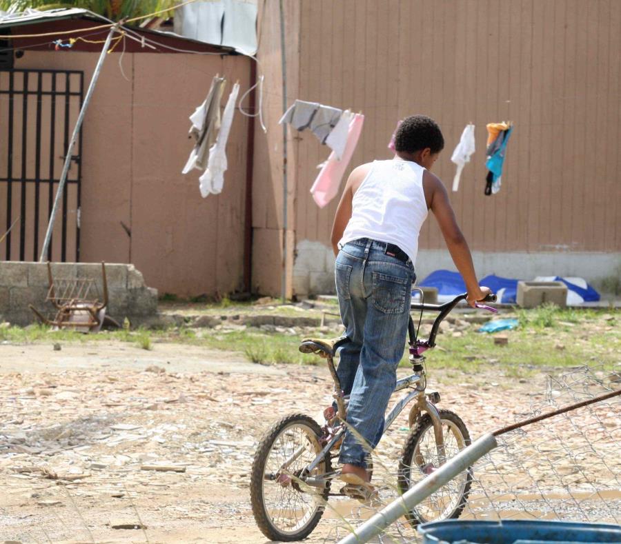 Un niño corre bicicleta en lo que fue la comunidad Villa del Sol, en Toa Baja. (GFR Media) (semisquare-x3)