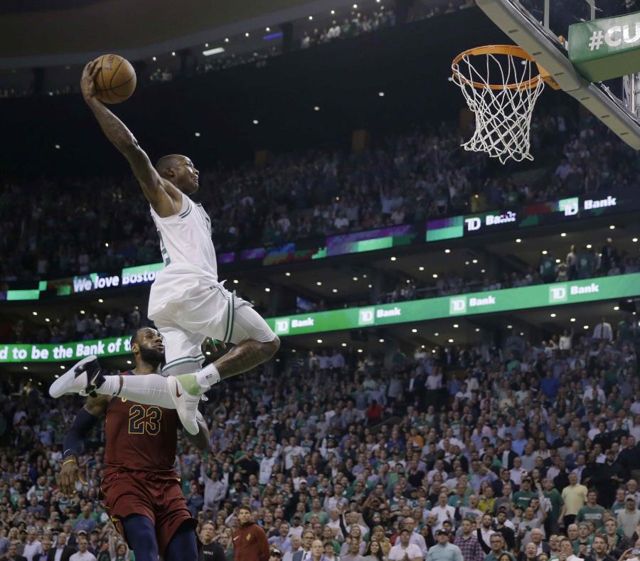 Terry Rozier III se apresta a donquear el balón tras dejar atrás a LeBron James. (AP) (semisquare-x3)