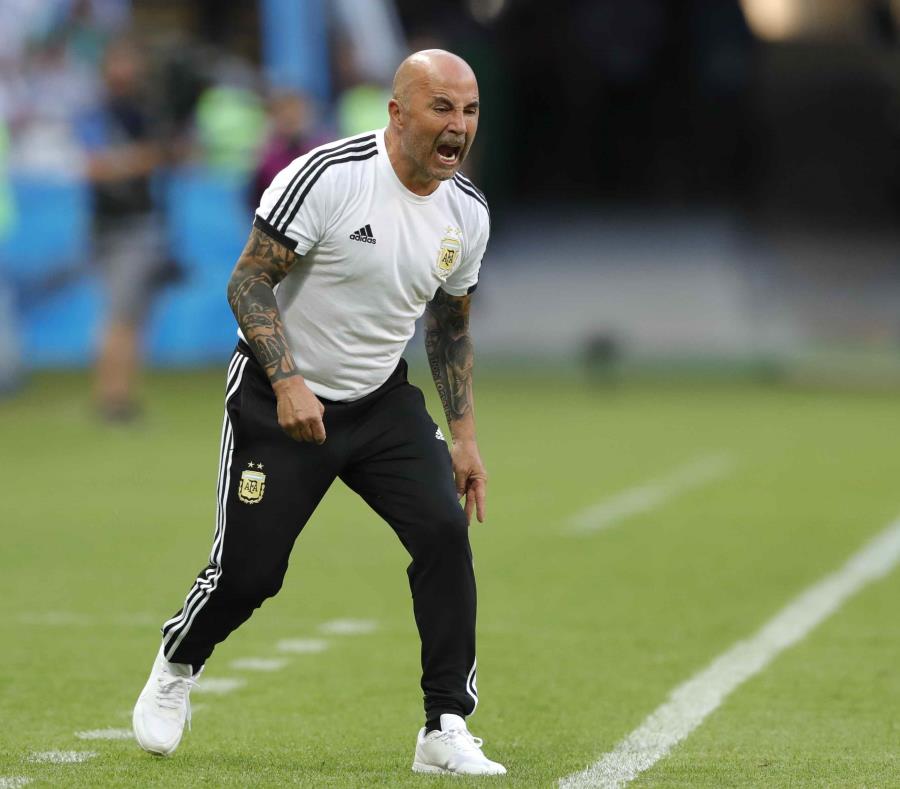 El técnico de Argentina Jorge Sampaoli grita durante el partido contra Francia en los octavos de final del Mundial en Kazán, Rusia. (AP) (semisquare-x3)