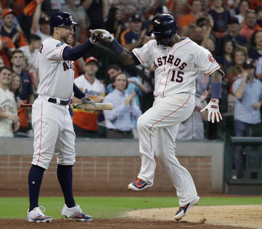 El puertorriqueño Martín Maldonado (15), de los Astros de Houston, festeja con su compañero George Springer, izquierda, luego de pegar un cuadrangular solitario (semisquare-x3)