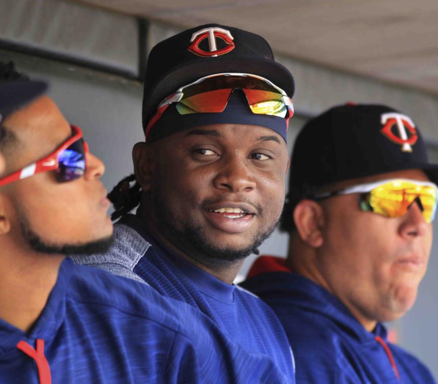 En esta imagen del 6 de agosto de 2017, se ve al tercera base dominicano de los Mellizos de Minnesota, Miguel Sanó, en la caseta durante la sexta entrada del juego contra los Rangers de Texas en Minneapolis. (AP) (semisquare-x3)