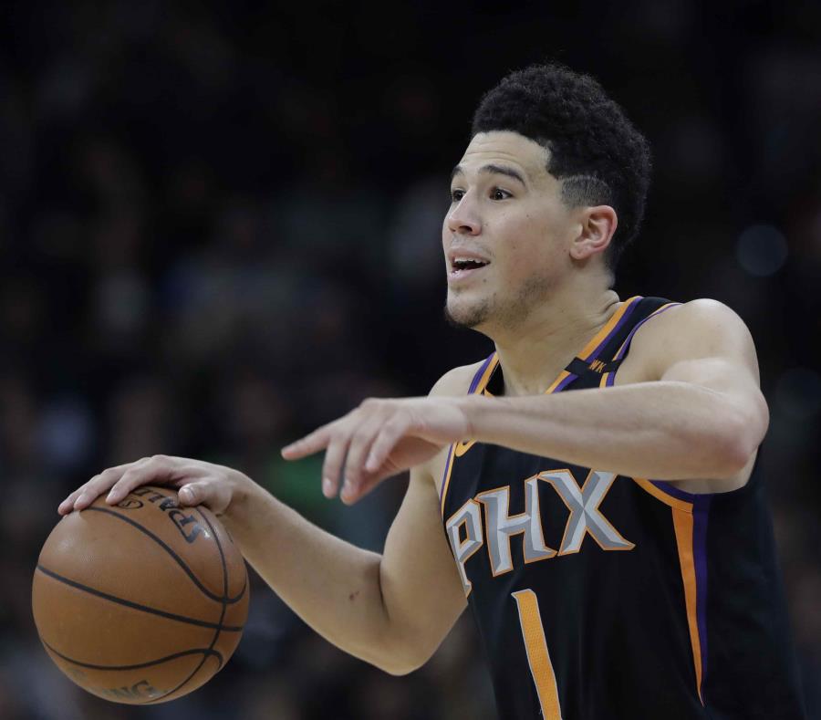 En esta imagen, tomada el 5 de enero de 2018, el jugador de los Suns de Phoenix Devin Booker (1) gesticula durante la segunda mitad del juego de la NBA que enfrentó a su equipo con los Spurs de San Antonio en San Antonio. (AP) (semisquare-x3)