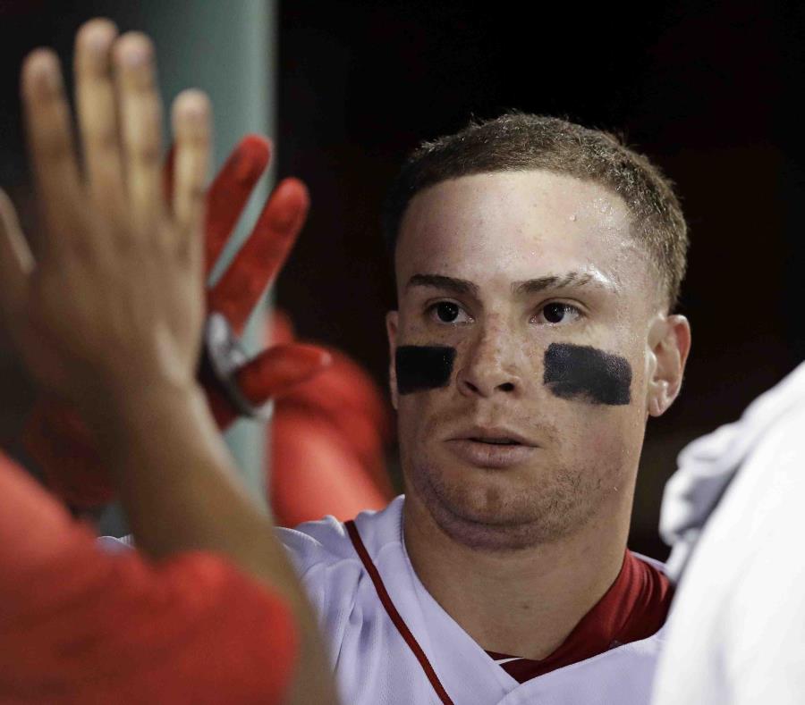 Christian Vázquez el felicitado en el dugout de los Medias Rojas tras su jonrón. (AP) (semisquare-x3)