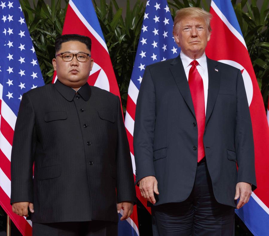 En esta fotografía de archivo del 12 de junio de 2018, el presidente estadounidense Donald Trump, derecha, se reúne con el líder norcoreano Kim Jong Un en la isla de Sentosa, en Singapur. (AP) (semisquare-x3)