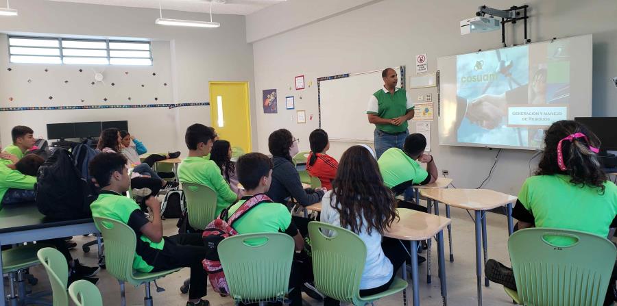 Doctor Ángel Torres Valcárcel, director del PES con los estudiantes de la Escuela Vocacional Agrícola Pablo D. Burgos Marrero, en Corozal. (horizontal-x3)