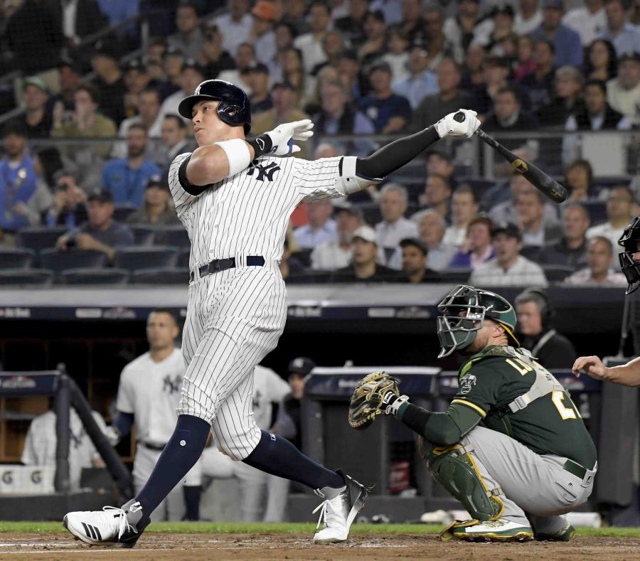 El toletero Aaron Judge observa la trayectoria de la bola al conectar un cuadrangular de dos carreras ante los Atléticos de Oakland. (AP / Bill Kostroun) (semisquare-x3)