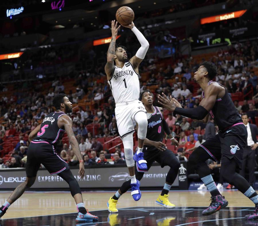 D'Angelo Russell inten un tiro al canasto. (AP) (semisquare-x3)
