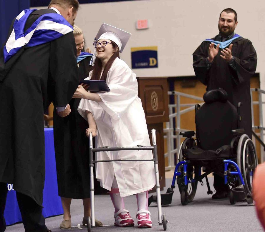 El emotivo momento en que recibe su diploma de pie. (AP) (semisquare-x3)