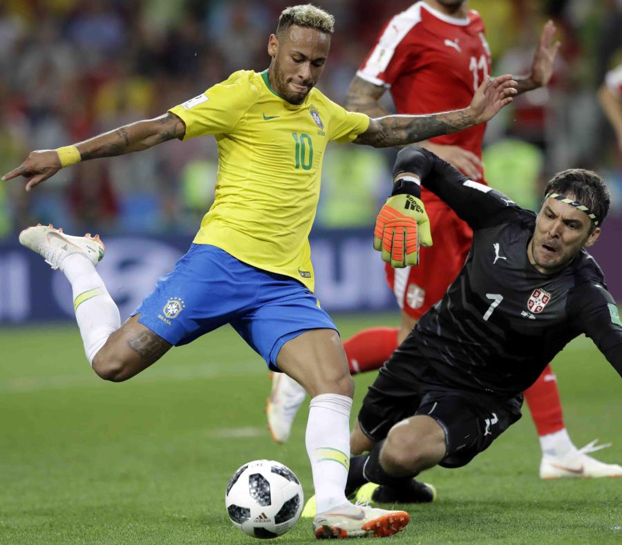 Aunque no anotó ante Serbia, Neymar fue el conducto que ayudó a la Verdeamarela a asegurarse el primer lugar del grupo y fijar una cita con México en la siguiente ronda. (AP / Andre Penner) (semisquare-x3)