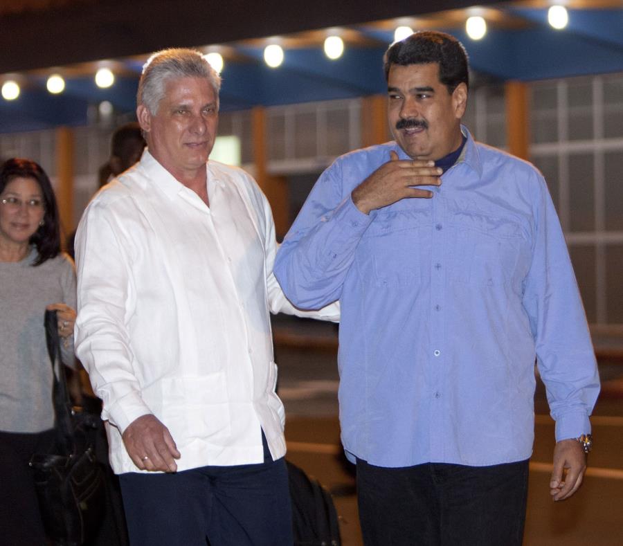 Miguel Díaz-Canel (izq., junto al presidente venezolano Nicolás Maduro) indicó que quienes se oponen a la inclusión de ese precepto deben reconsiderar su “posición de terquedad”. (Ismael Francisco / Cubadebate vía AP) (semisquare-x3)