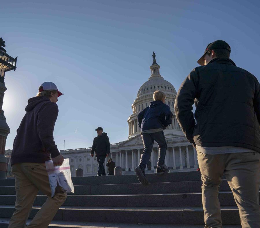 Personas visitan el Capitolio de Estados Unidos. (semisquare-x3)