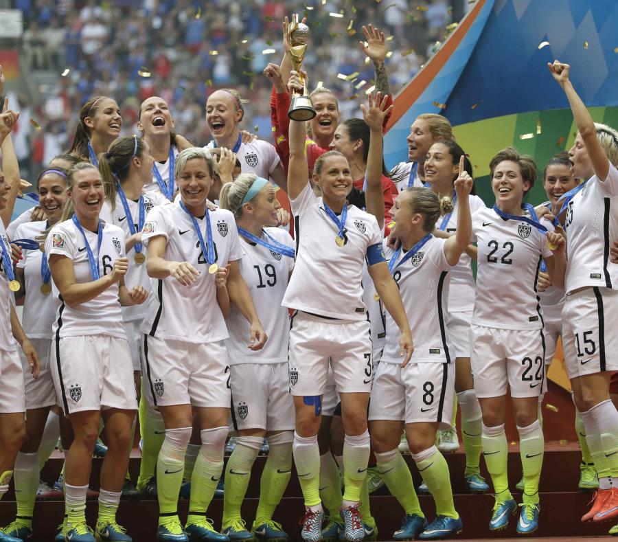 La selección estadounidense de fútbol de mujeres festeja luego de vencer a Japón en la final de la Copa del Mundo en Vancouver, Canadá. (AP) (semisquare-x3)