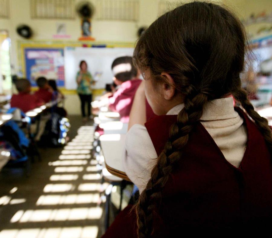La secretaria de Educación, Julia Keleher, visitó hoy -jueves- la escuela José Robles Otero de Toa Baja. (semisquare-x3)