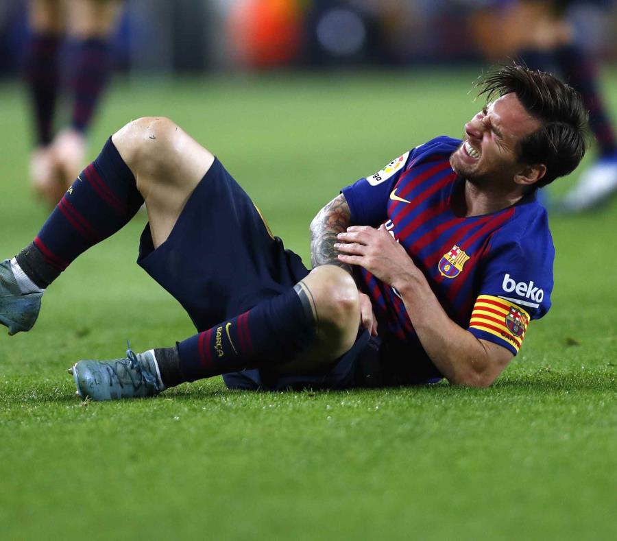 Leo Messi se lesionó durante un partido contra el Sevilla. (AP) (semisquare-x3)