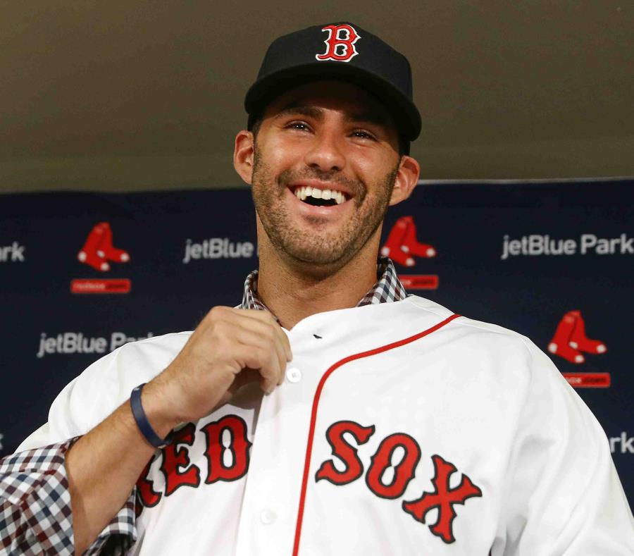 J.D. Martinez sonríe mientras viste su nuevo uniforme de las Medias Rojas de Boston. (AP) (semisquare-x3)