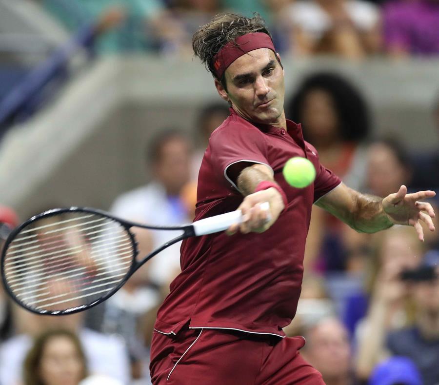 Roger Federer, de Suiza, devuelve una bola a Yoshihito Nishioka, de Japón. (EFE) (semisquare-x3)