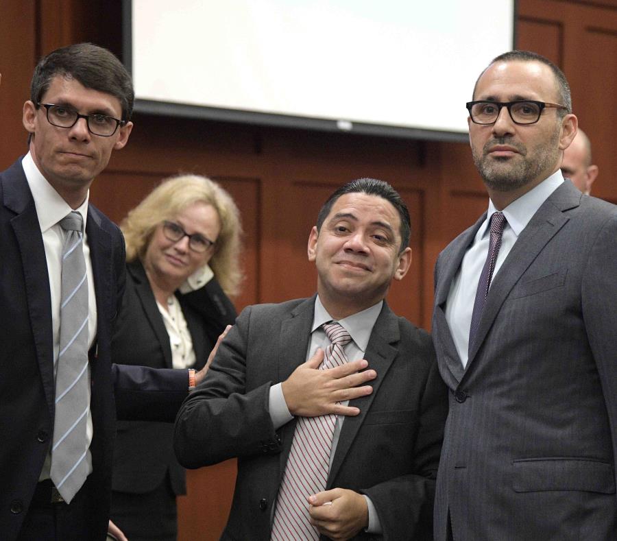 Clemente Javier Aguirre lleva su mano derecha al corazón al ser exonerado. El hondureño fue condenado a la pena de muerte por un doble asesinato que no cometió. (EFE / Phelan Ebanhack / Innocence Project) (semisquare-x3)