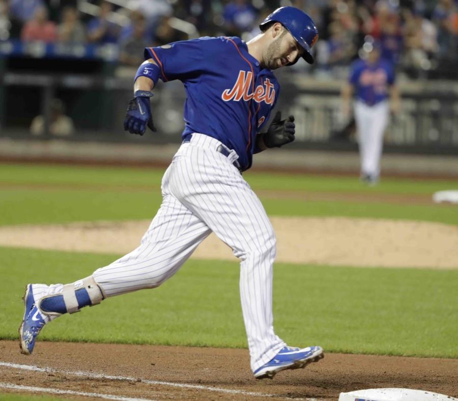 El boricua Tomás Nido pisa la tercera base rumbo a anotar una carrera luego de conectar un cuadrangular. (AP / Frank Franklin II) (semisquare-x3)