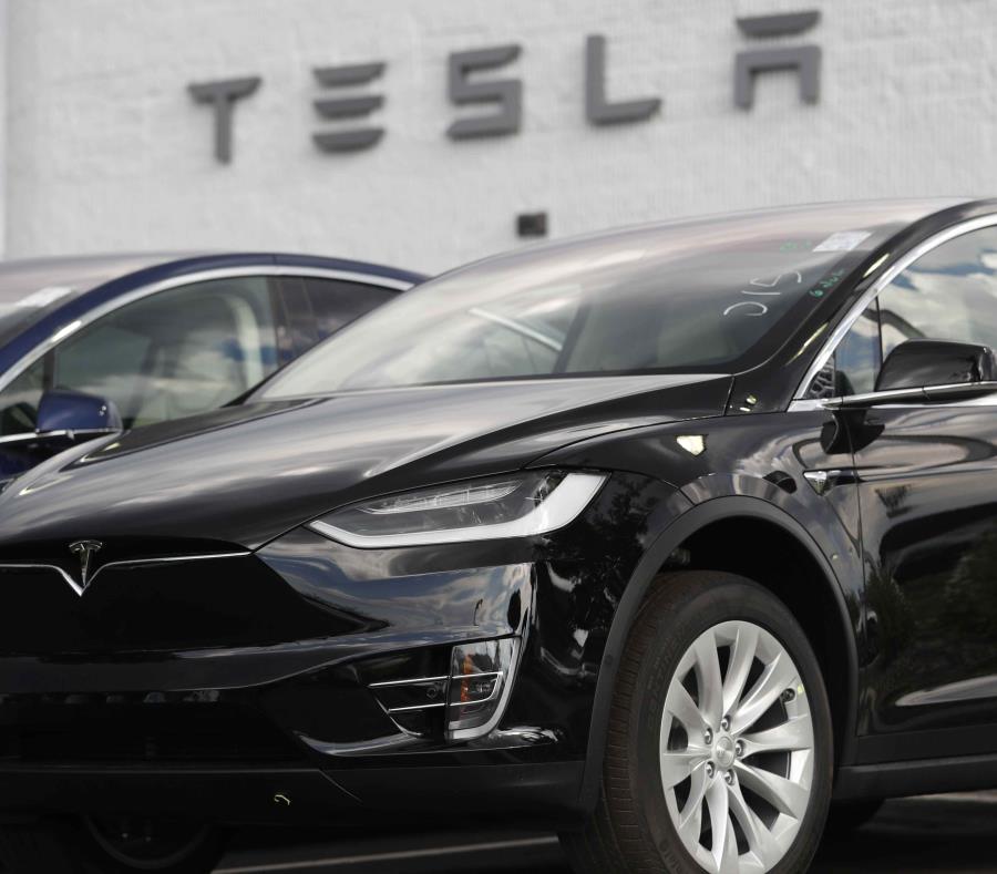 Un Tesla Model X 2018 en una agencia de Tesla en Littleton, Colorado. (semisquare-x3)