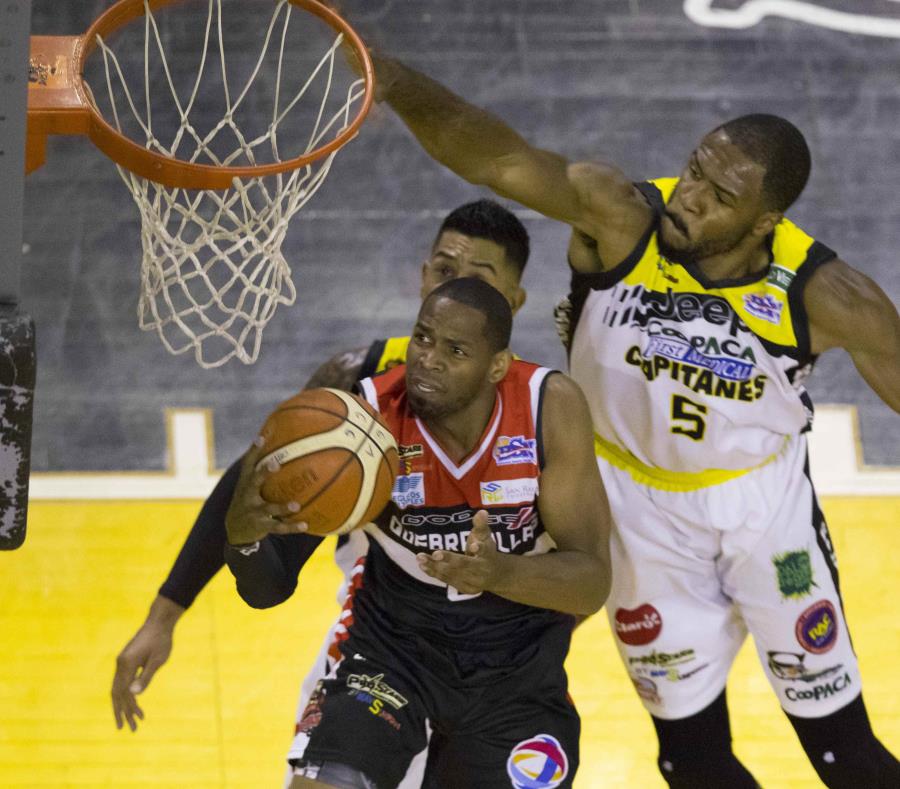 El importado de los Piratas de Quebradillas Terrell Holloway (con el balón) anotó 28 puntos en la victoria sobre los Santeros de Aguada. (semisquare-x3)