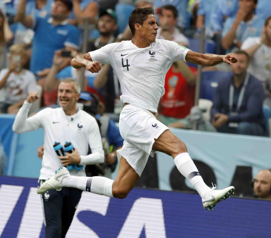 Raphael Varane, de la selección de FRancia, salta para festejar su gol ante Uruguay en un encuentro de cuartos de final. (AP) (semisquare-x3)