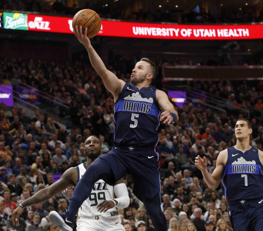 Barea se apresta a anotar contra el Jazz de Utah. (AP) (semisquare-x3)