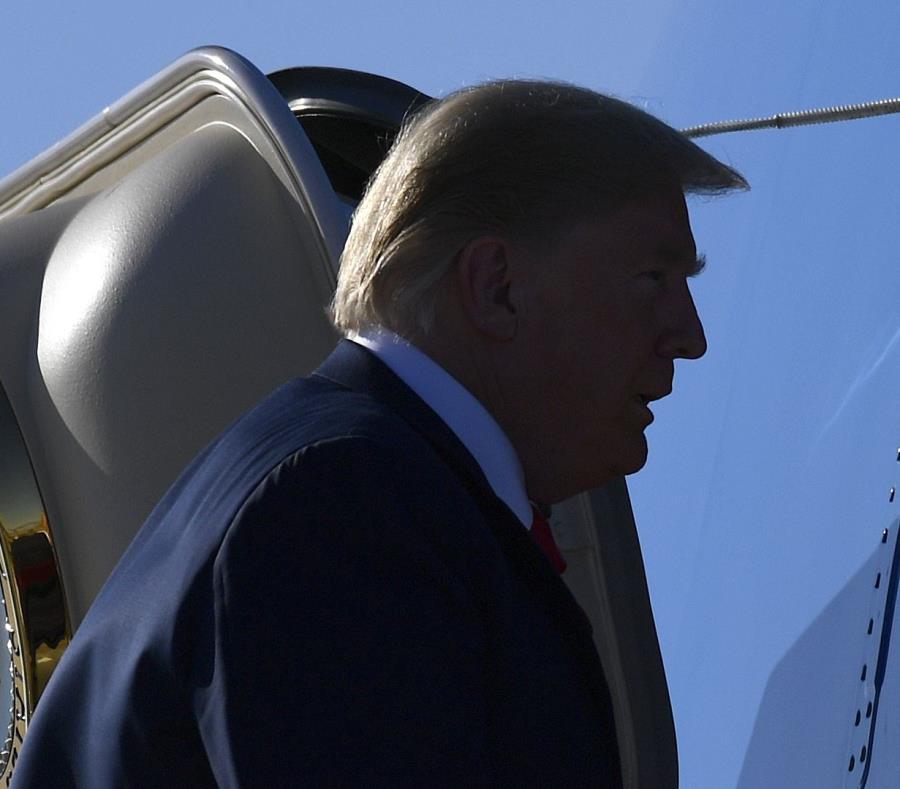 Donald Trump mientras aborda el Air Force One. (AP) (semisquare-x3)