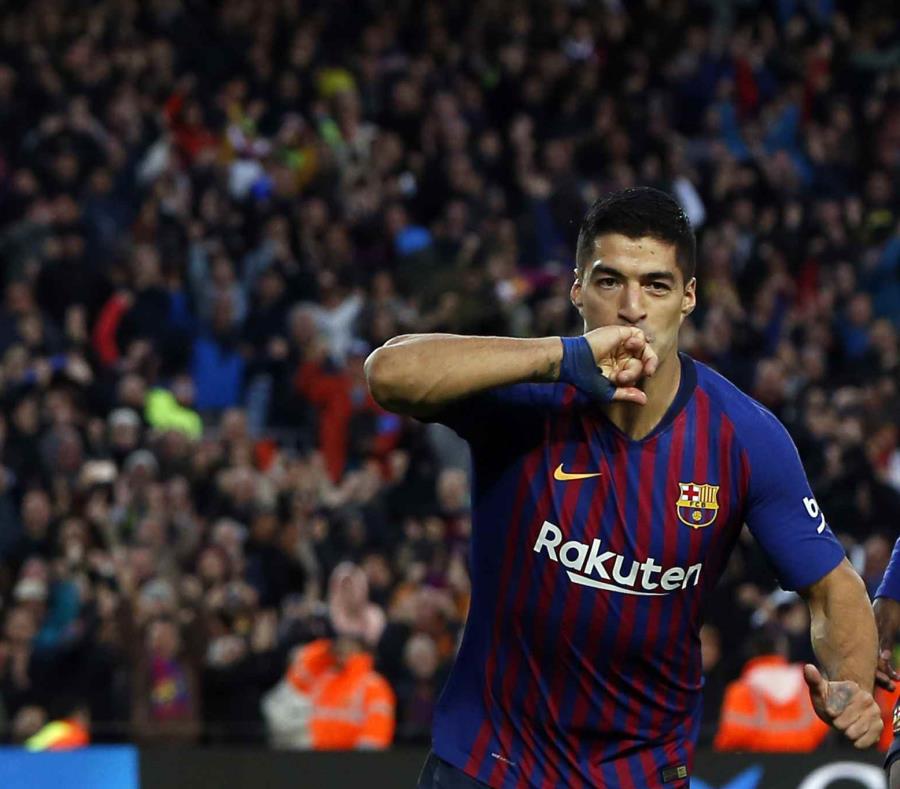 Luis Suárez festeja tras anotar el tercer gol del Barcelona ante el Real Madrid en la liga española, el domingo 28 de octubre de 2018. (AP/Joan Monfort) (semisquare-x3)