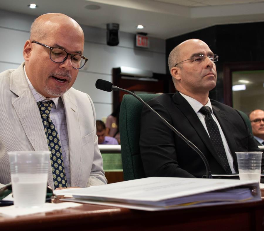 De izquierda a derecha, Pedro de Jesús Román, asesor legal del DTOP, y Luis Alberto Sanchez, Vicepresidente de Operaciones de Peaje de la compañía Gila, LLC. (Especial GFR Media / Gabriella Báez) (semisquare-x3)