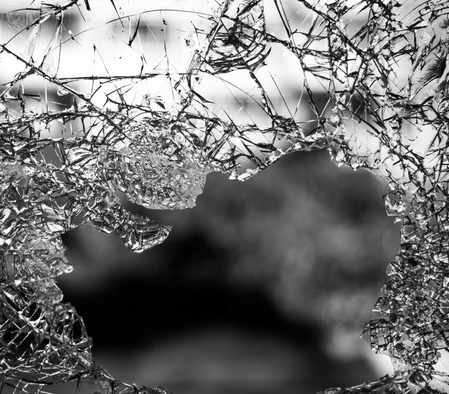 El cristal trasero del auto del hombre de 20 años sucumbió a los golpes del bate que utilizaba la mujer. (Pixabay) (semisquare-x3)