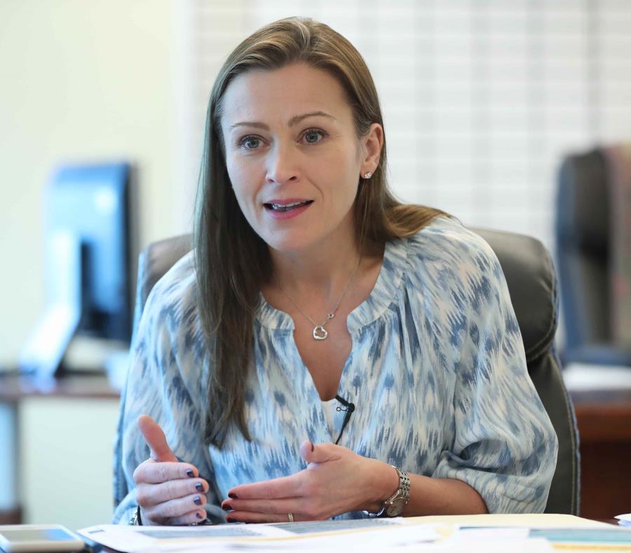 Julia Keleher indicó que los empleados no tendrán que trasladar los materiales de una escuela consolidada hacia la receptora. (semisquare-x3)