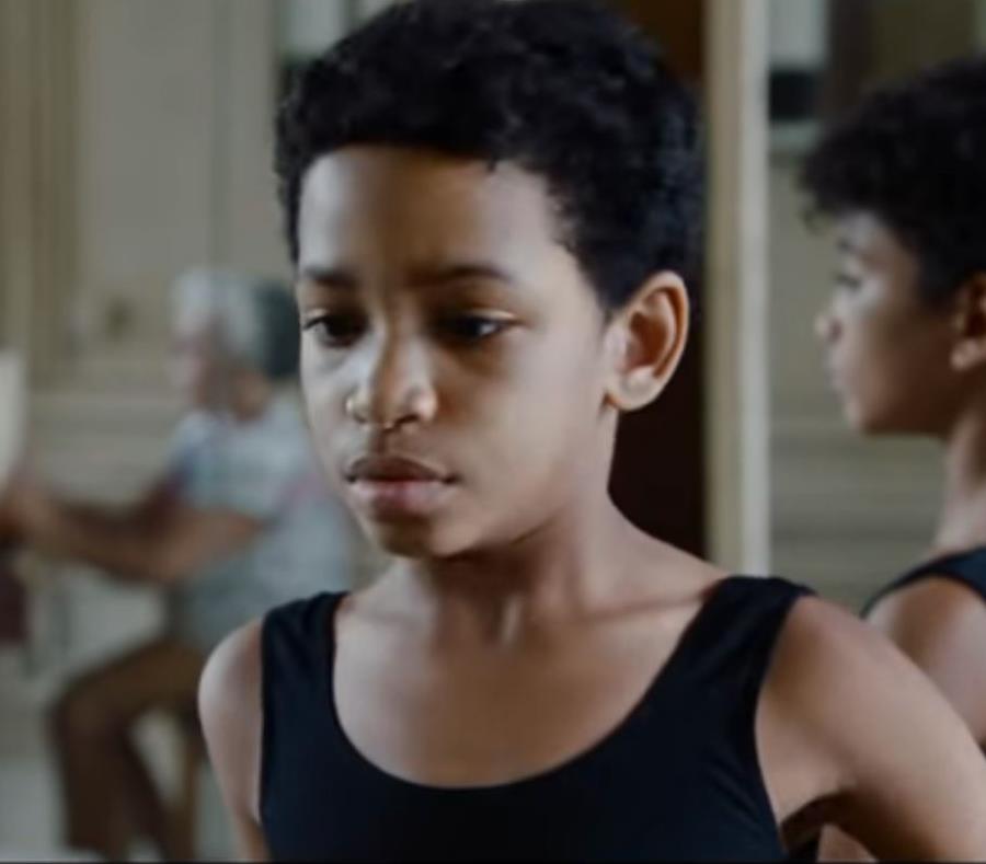 Imagen de la película que retrata la infancia y la adultez del importante bailarín. (Captura YouTube) (semisquare-x3)