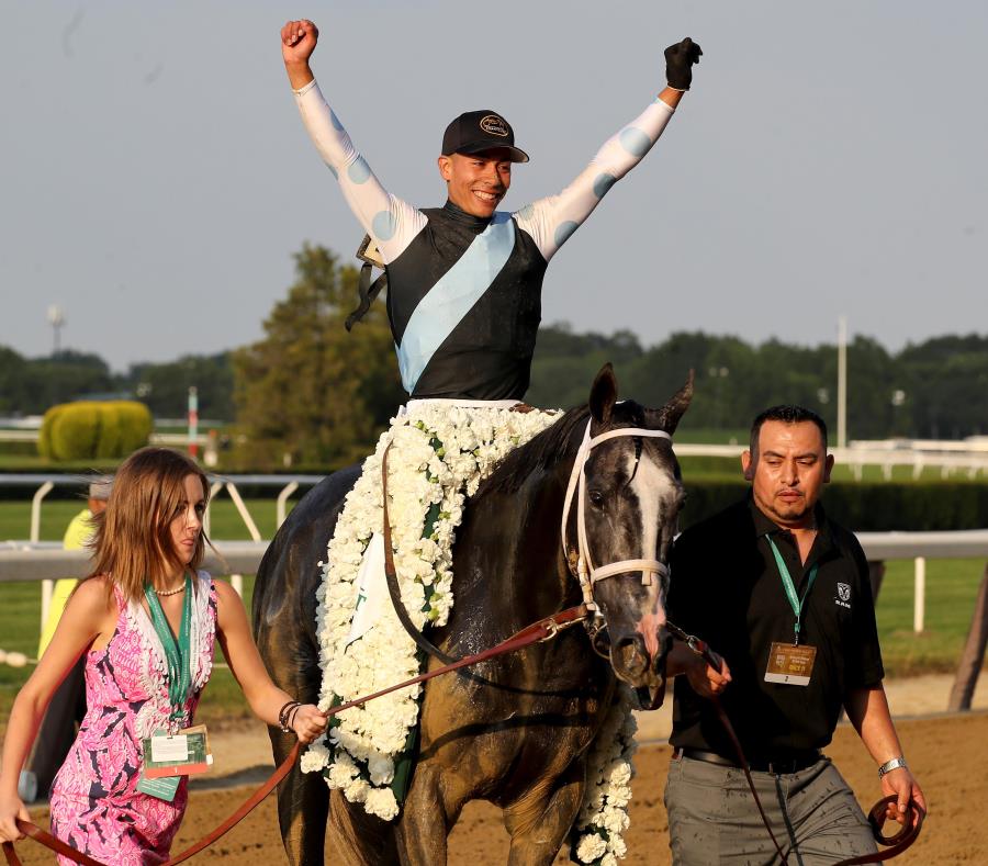 José Luis Ortiz, aquí sobre el lomo de Tapwrit tras ganar el Belmont Stakes en junio pasado, fue líder en 2017 en ganancias generadas. (AP) (semisquare-x3)