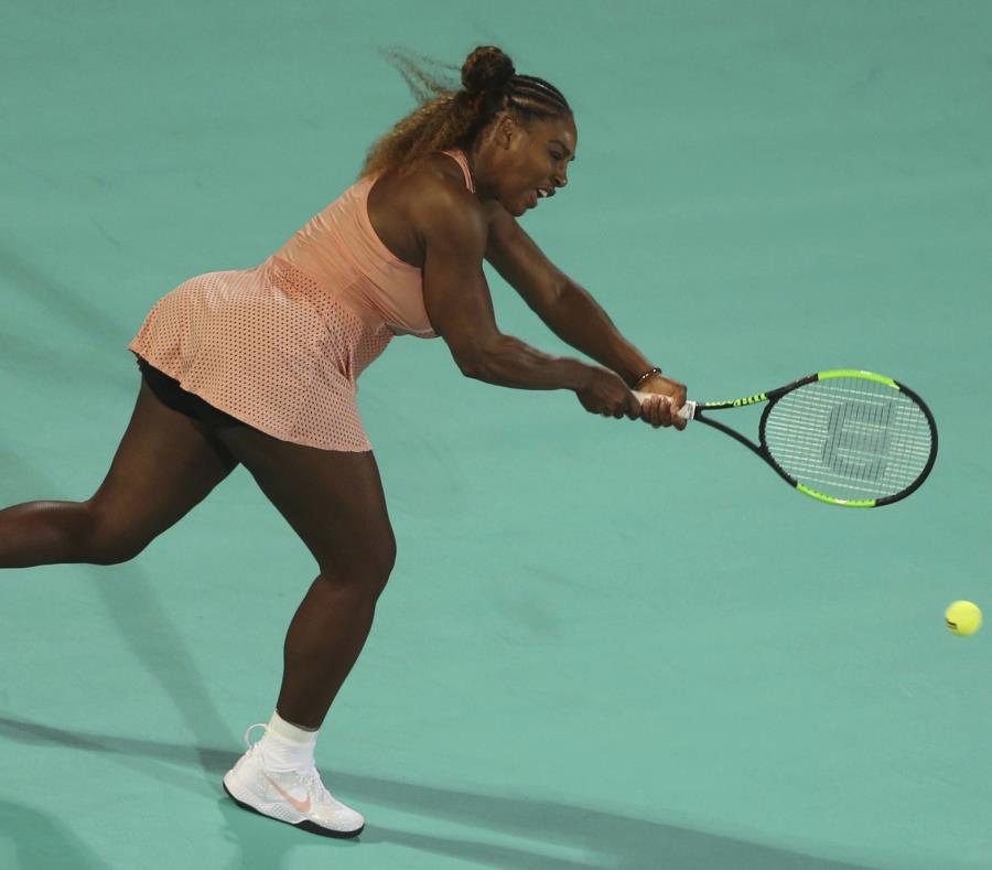 La estadounidense Serena Williams devuelve una pelota de su hermana Venus durante el partido inaugural en el Mubadala World Tennis Championship en Abu Dhabi, Emiratos Árabes Unidos, el jueves 27 de diciembre de 2018. (AP) (semisquare-x3)