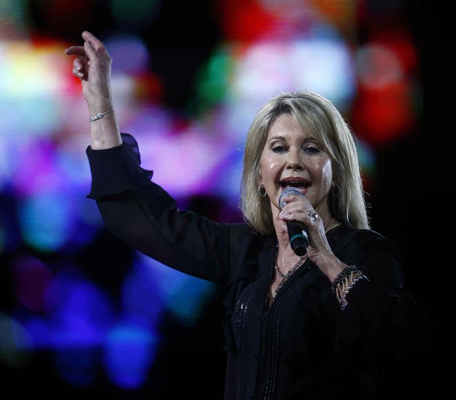 La cantante australiana Olivia Newton-John durante la presentación que dio el año pasado en el Festival internacional de la canción de Viña del Mar en la Quinta Vergara, en Viña del Mar, Chile. (EFE) (semisquare-x3)