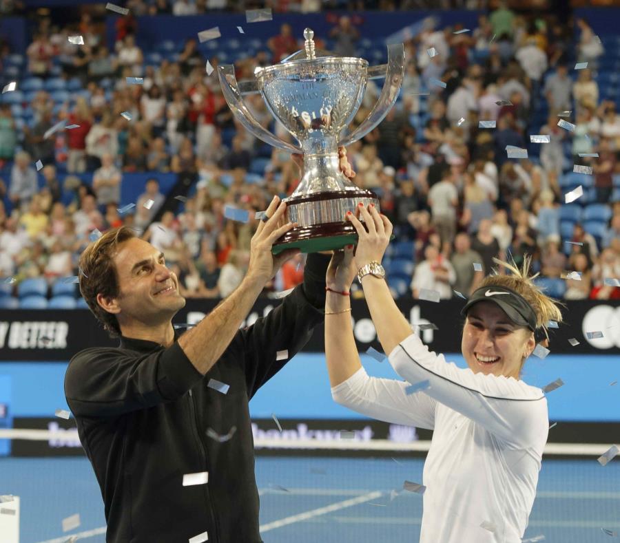 Los suizos Roger Federer y Belinda Bencic sostienen el trofeo de la Copa Hopman. (semisquare-x3)