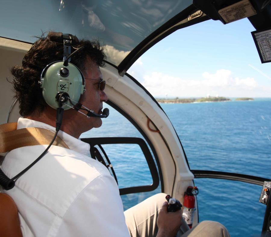 Ernesto Di Gregorio piloteando un helicóptero en el 2009. (GFR Media) (semisquare-x3)